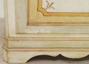 Armadietto da camera in legno massello dipinto a mano stile classico